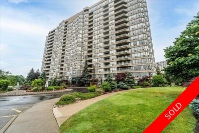 Pickering Town Centre Condo Apartment for sale: Discovery Place II 2+1  Stainless Steel Appliances, Hardwood Floors, Laminate Floors, Plush Carpet 988 sq.ft. (Listed 2022-07-06)