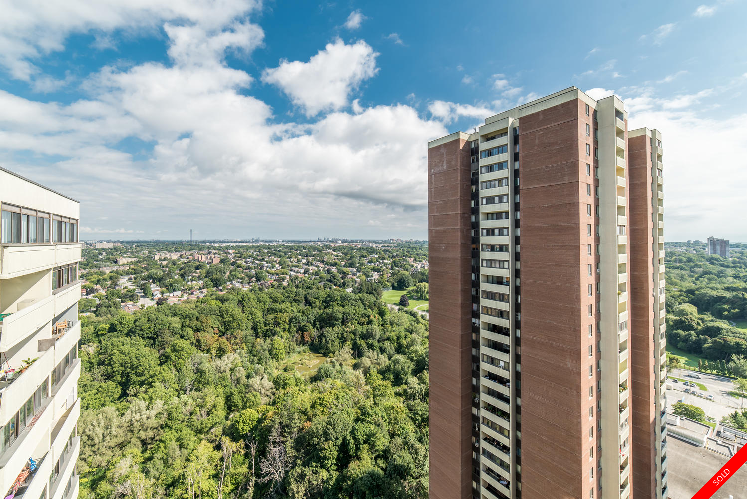 Crescent Town Apartment for sale: 2 bedroom 987 sq.ft. (Listed 2018-09-04)