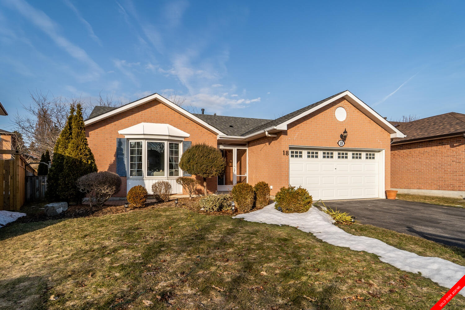 Discovery Bay Bungalow for sale: 2+1 Hardwood Floors, Plush Carpet (Listed 2022-03-14)