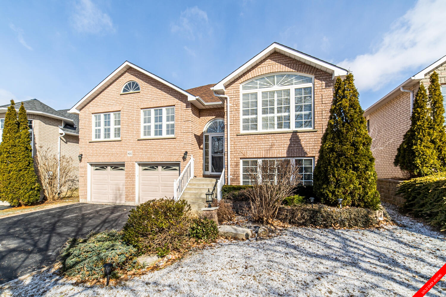 Pinecrest Raised Bungalow for sale: 3+2 Stainless Steel Appliances, Tile Backsplash, Glass Shower, Hardwood Floors, Laminate Floors, Plush Carpet (Listed 2022-04-04)