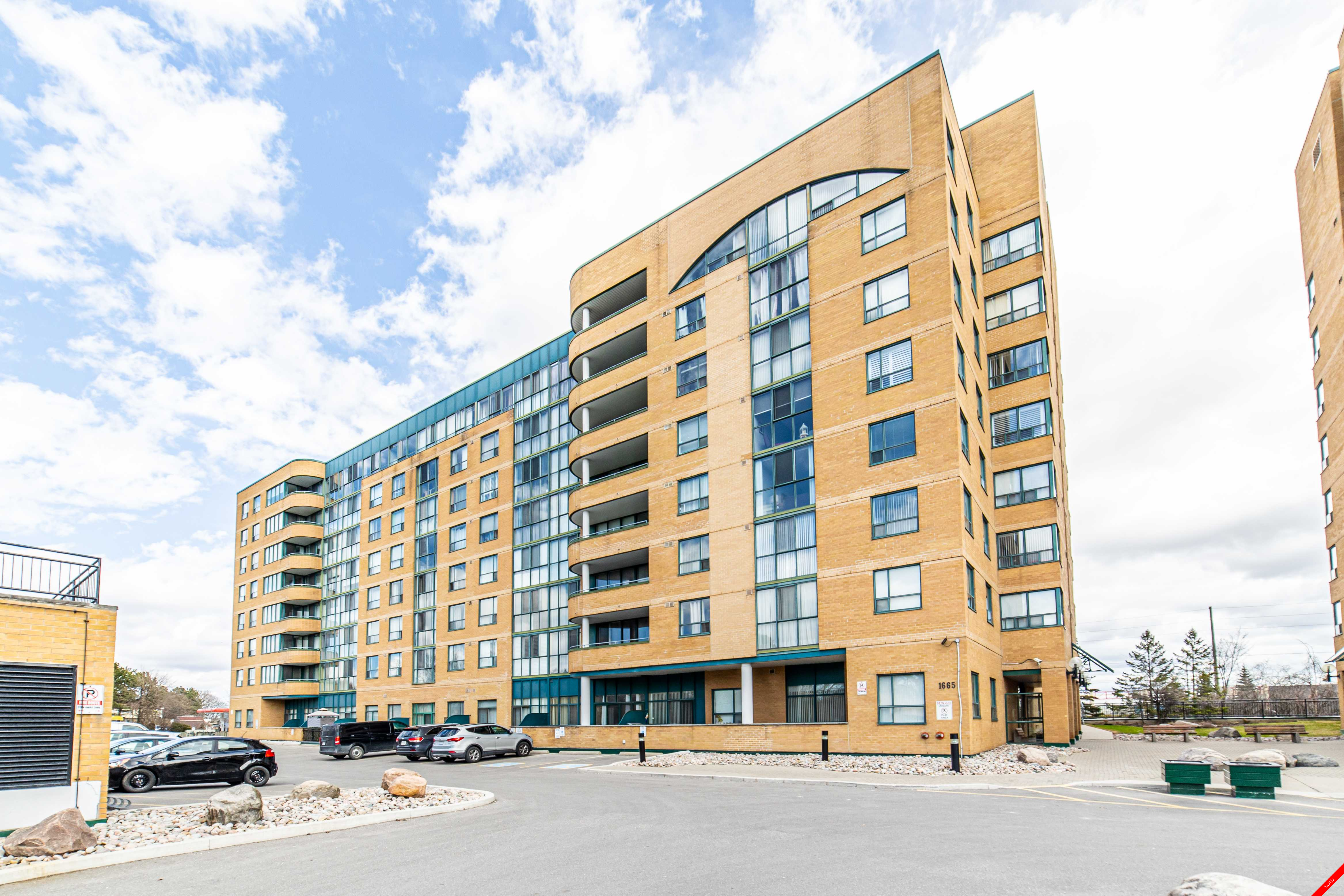 Pickering Village East Condo Apartment for sale: Emerald Point Condo Suites 2+1 Stainless Steel Appliances, Laminate Floors 1,075 sq.ft. (Listed 2022-04-18)