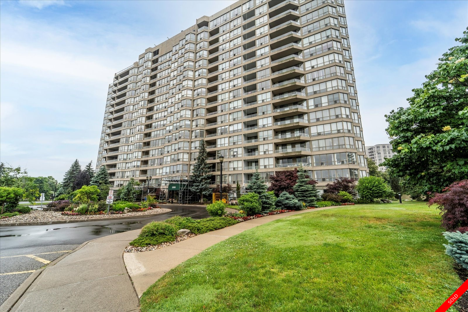 Pickering Town Centre Condo Apartment for sale: Discovery Place II 2+1 Stainless Steel Appliances, Hardwood Floors, Laminate Floors, Plush Carpet 988 sq.ft. (Listed 2022-07-06)