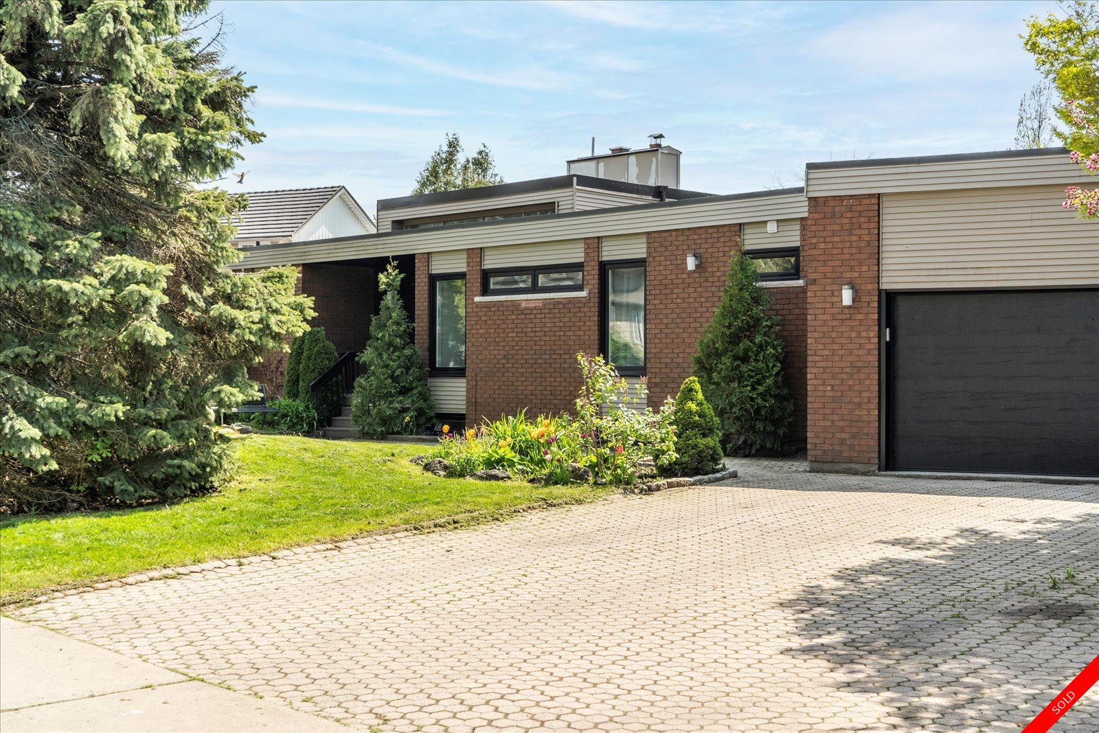 Ajax Bungalow for sale: 4+2 Stainless Steel Appliances, Glass Shower, Dark Hardwood Floors, Laminate Floors, Plush Carpet (Listed 2022-11-07)