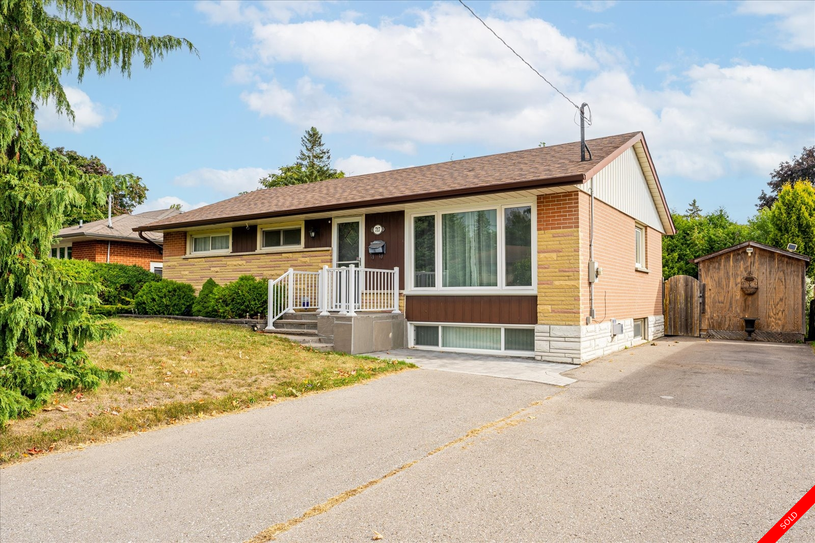 The Glens Bungalow for sale: 3 + 1 Stainless Steel Appliances, Hardwood Floors (Listed 2022-09-28)