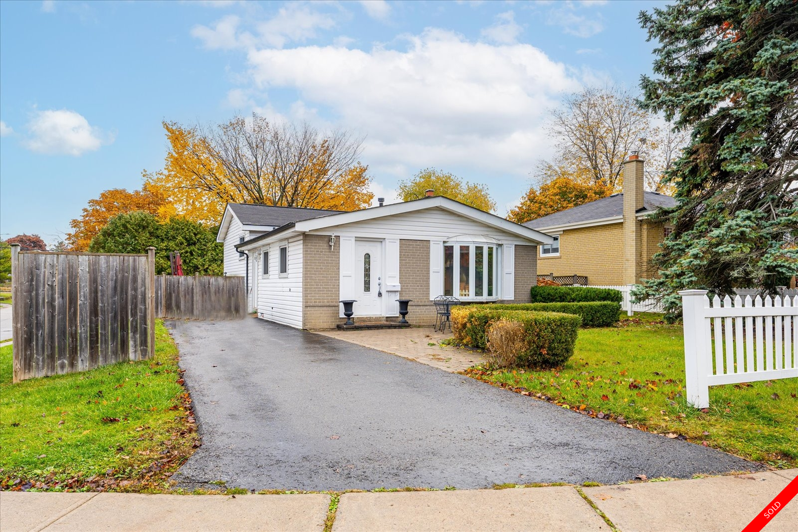 Bay Ridges Backsplit for sale: 3 bedroom Stainless Steel Appliances, Glass Shower, Hardwood Floors, Laminate Floors, Plush Carpet (Listed 2022-11-28)