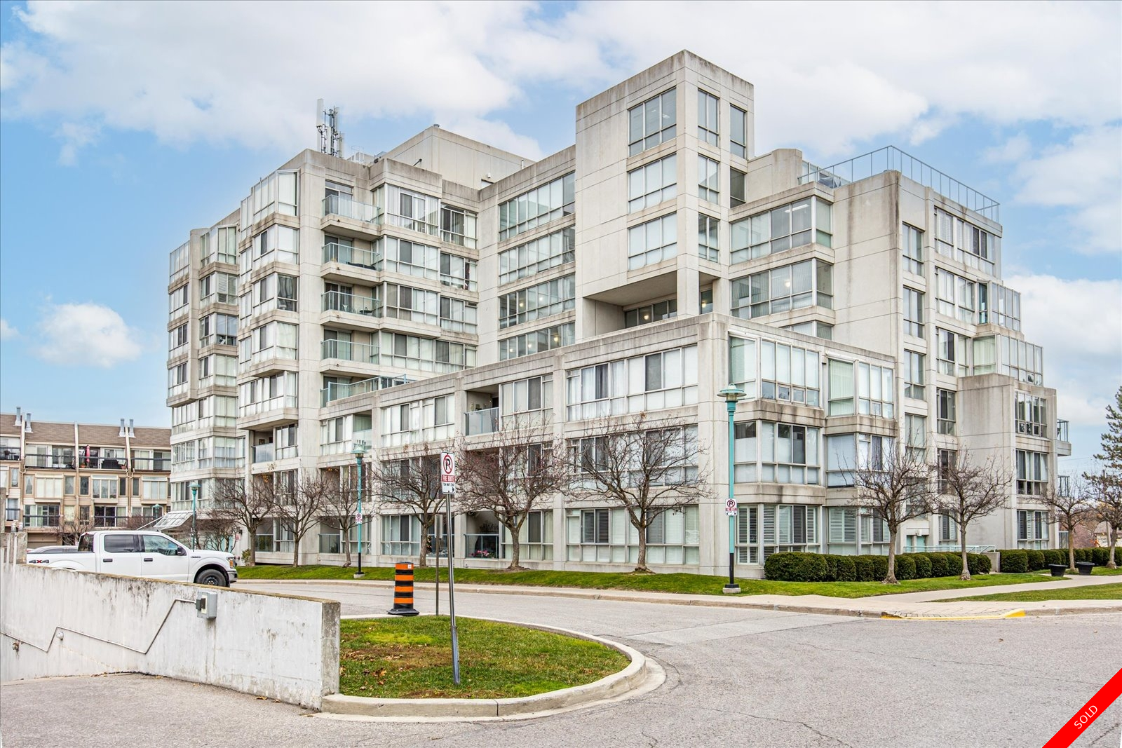 Ajax Apartment for sale: The Breakers III 2 bedroom Glass Shower, Hardwood Floors, Plush Carpet 1,344 sq.ft. (Listed 2022-11-15)