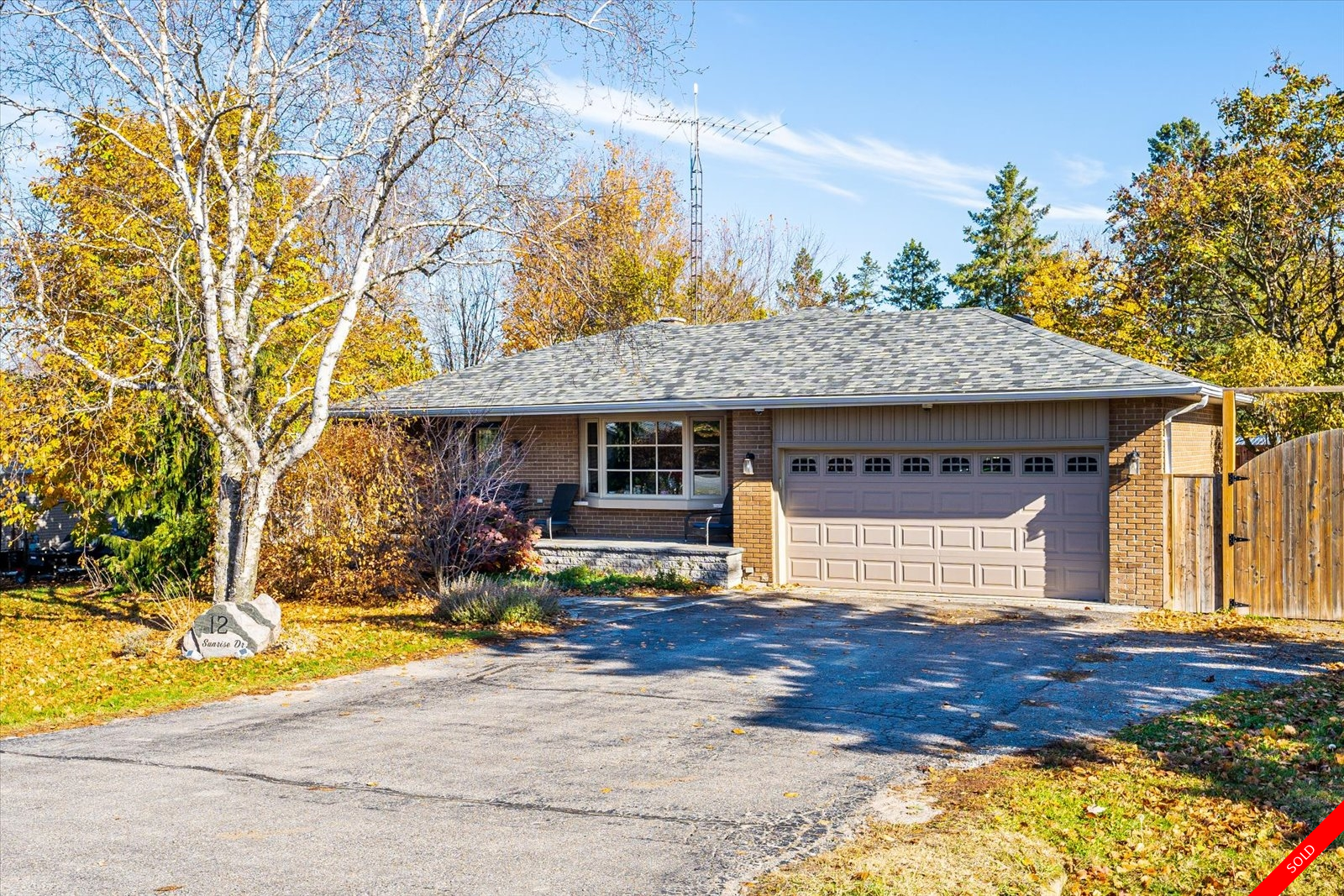 Blackstock Backsplit for sale: 3 + 1 Stainless Steel Appliances, Rain Shower, Glass Shower, Hardwood Floors, Laminate Floors (Listed 2022-11-18)