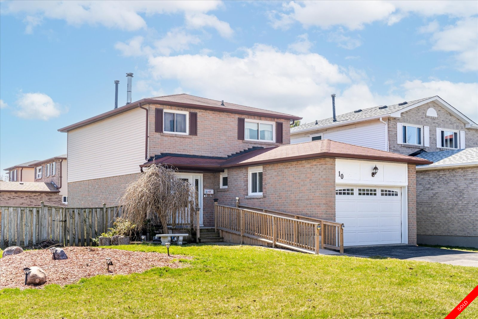 Ajax 2-Storey for sale: 4 bedroom Hardwood Floors, Plush Carpet (Listed 2023-04-18)