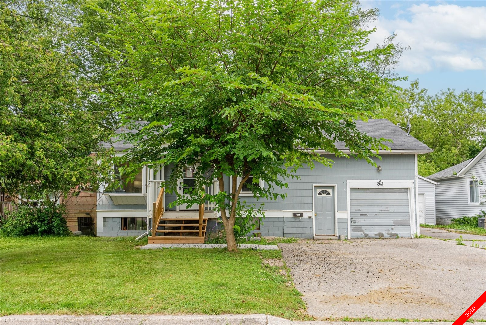 Ajax 1 1/2 storey for sale: 2+1 Laminate Floors (Listed 2023-07-07)