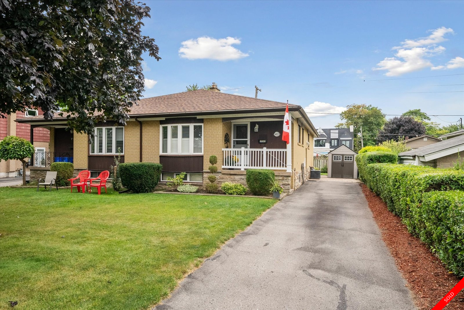 Bay Ridges Bungalow for sale: 2+1 Tile Backsplash, Hardwood Floors 1,126 sq.ft. (Listed 2023-10-23)