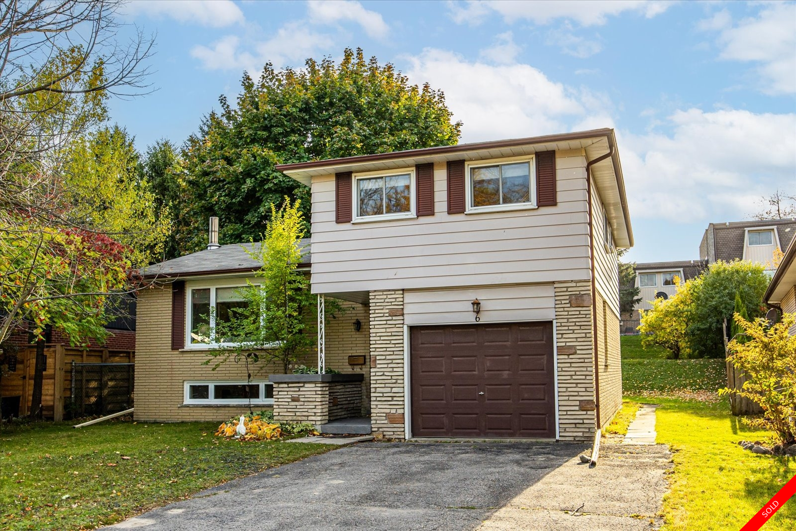 South Ajax Sidesplit 4 for sale: 3+1 Hardwood Floors, Plush Carpet (Listed 2023-12-13)