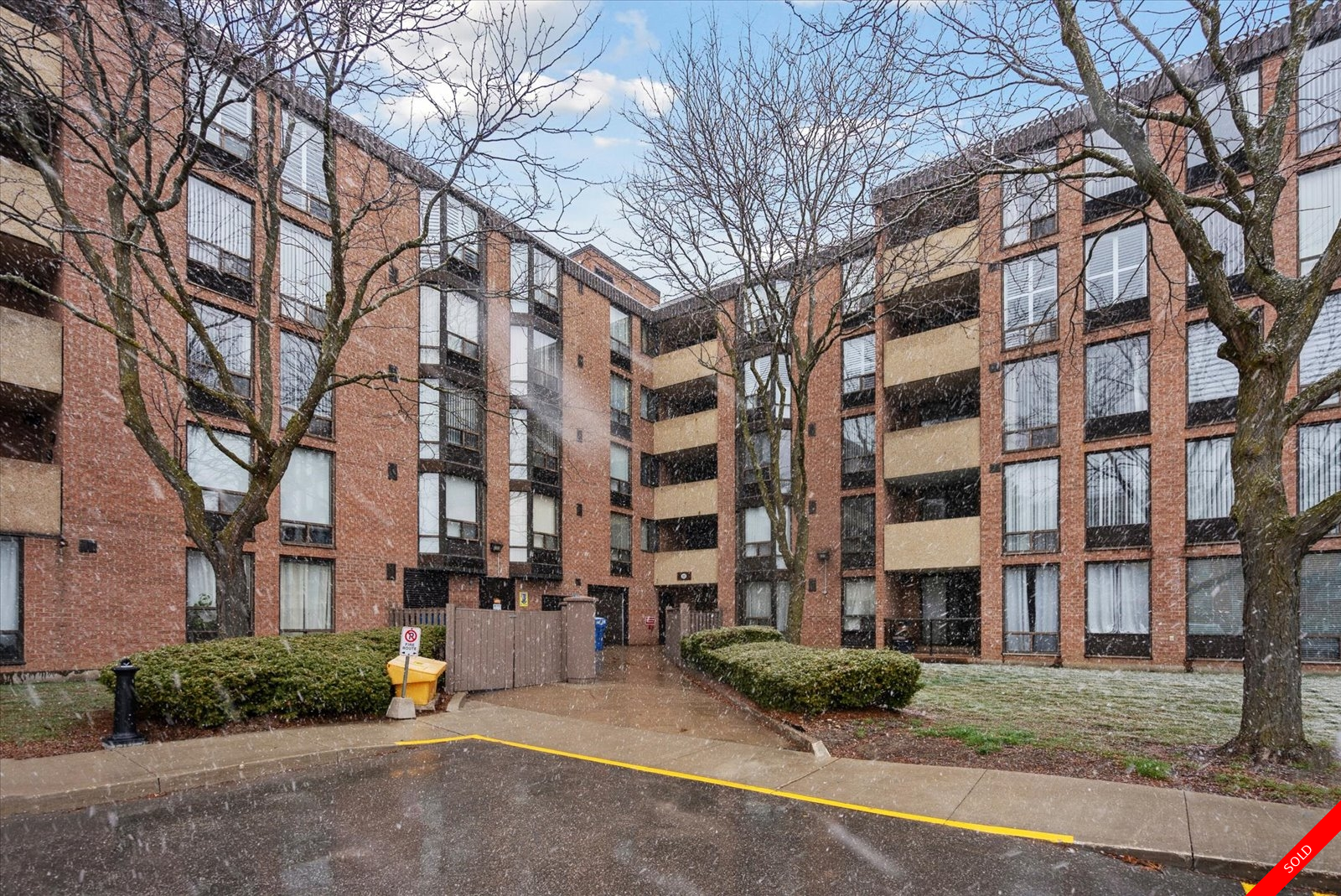 Town Centre Condo Apartment for sale: Village at the Pines 3 bedroom Plush Carpet 1,118 sq.ft. (Listed 2024-03-20)