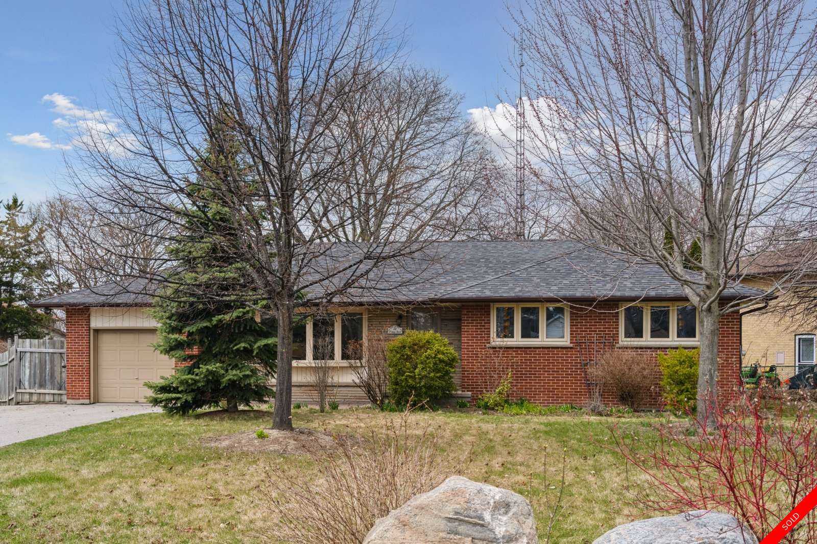 Downtown Whitby Bungalow for sale: 3 bedroom (Listed 2025-04-16)