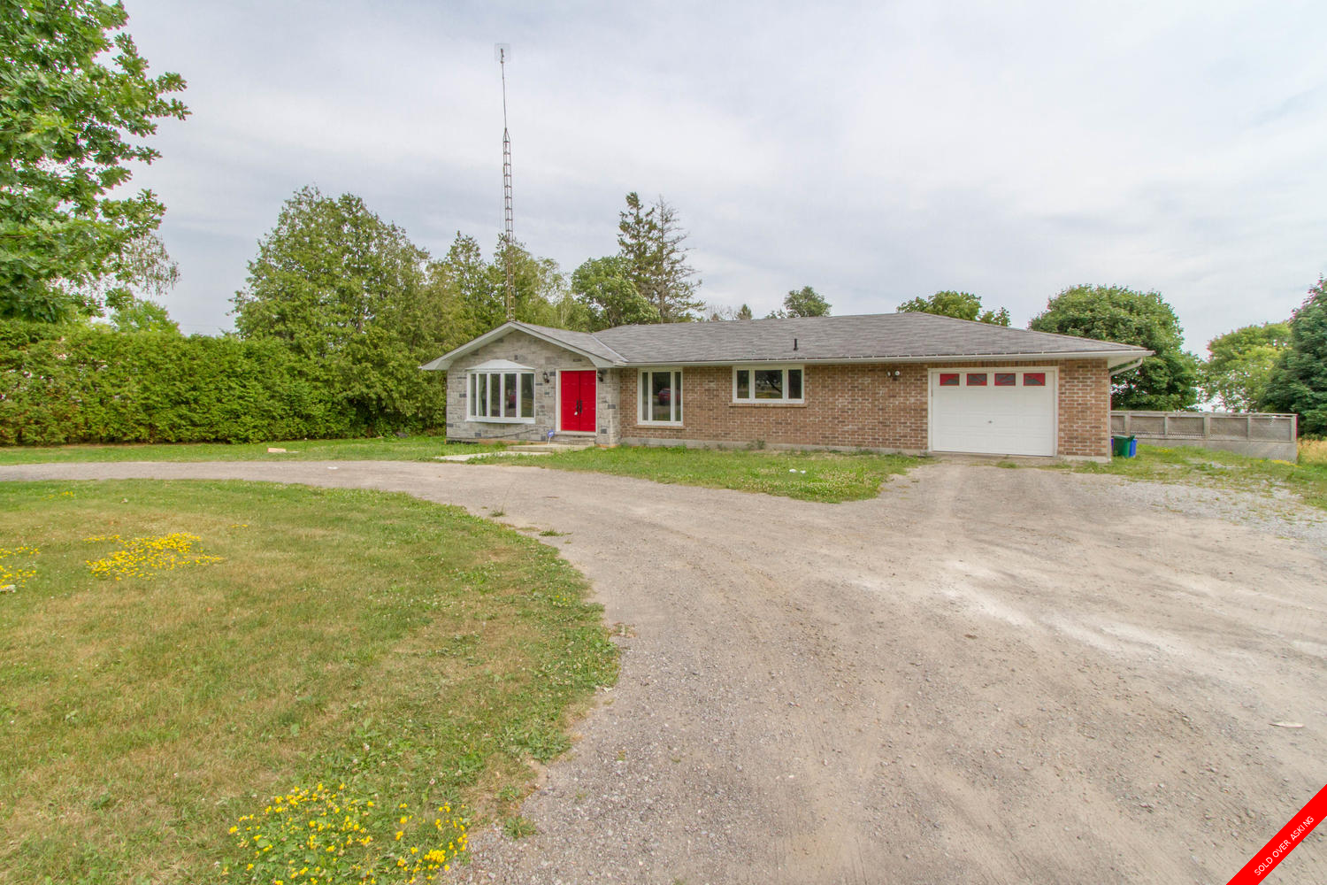 Bungalow In Oshawa, 3 Bed 3 Bath, Half Acre Property