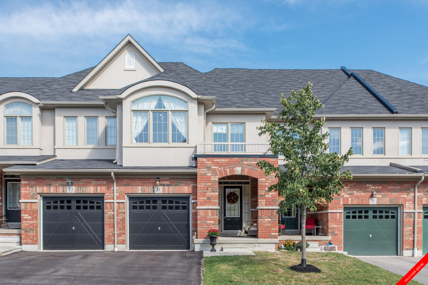 Modern Townhome In Oshawa For Sale, 3 Bed, 4 Bath, Finished Basement