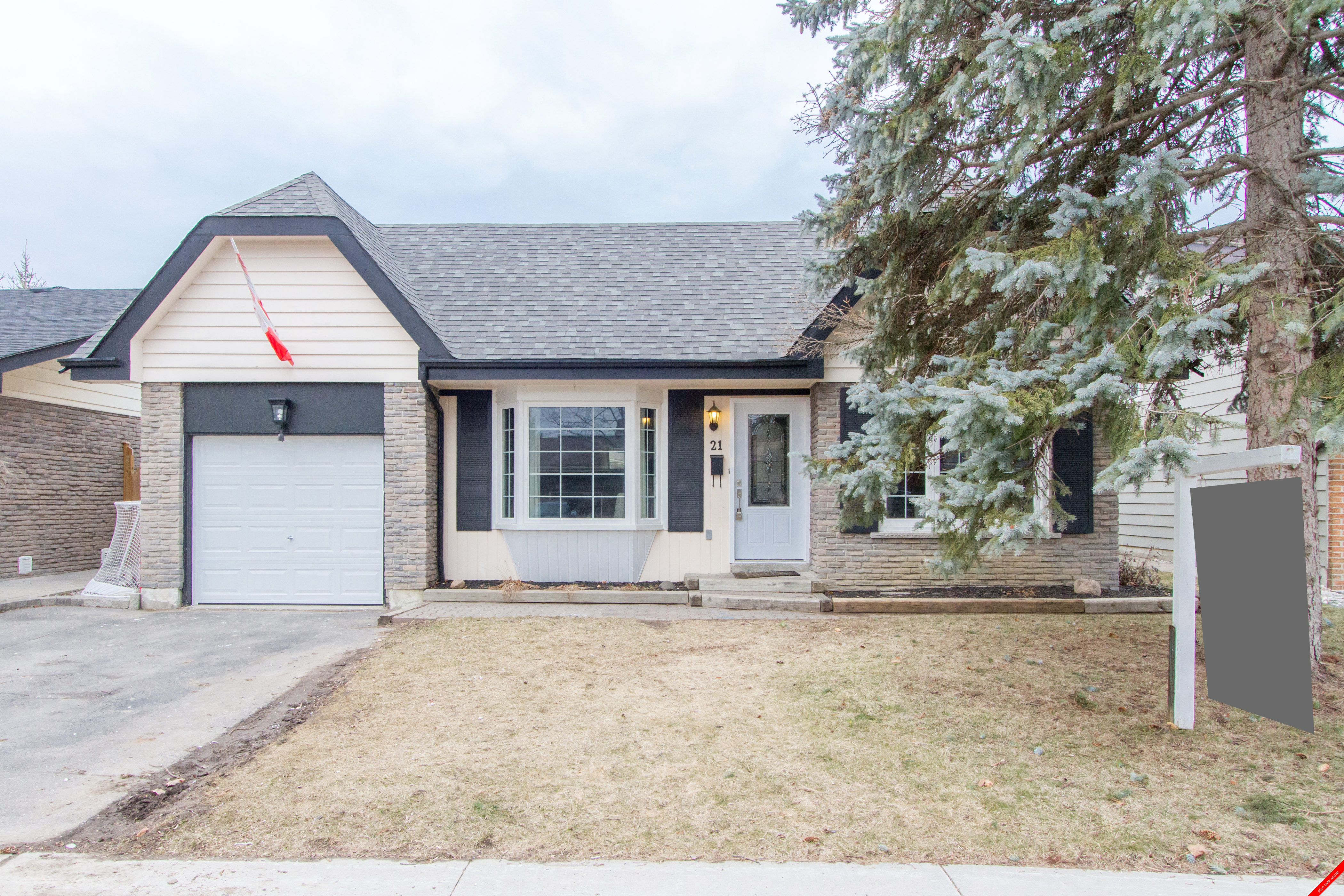 Downtown Whitby Backsplit for sale: 3 bedroom Stainless Steel Appliances, Hardwood Floors, Dark Hardwood Floors (Listed 2017-03-21)