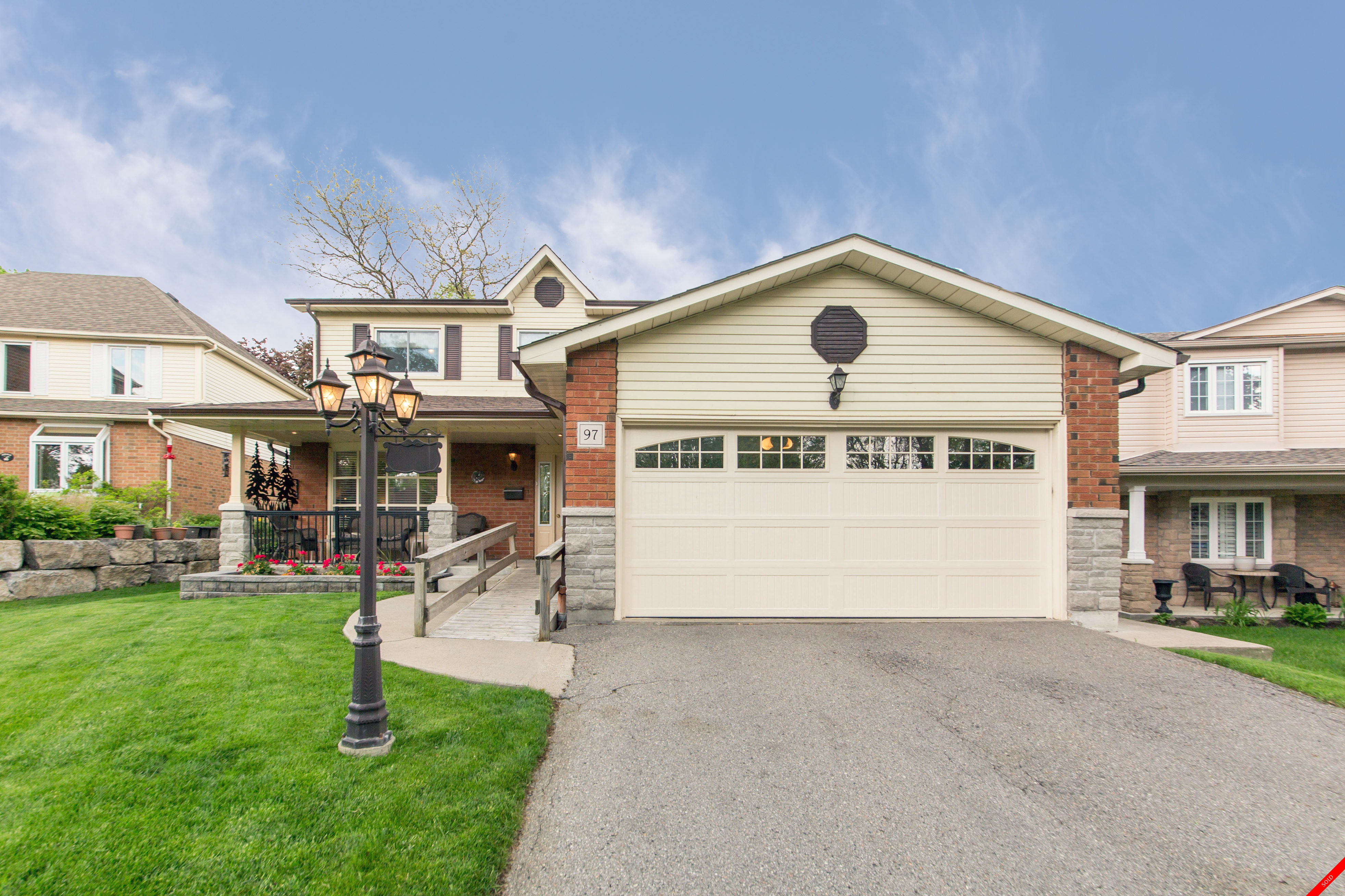 Lynde Creek 2-Storey for sale: 4+1 Tile Backsplash, Hardwood Floors, Dark Hardwood Floors, Plush Carpet 2,137 sq.ft. (Listed 2017-06-05)