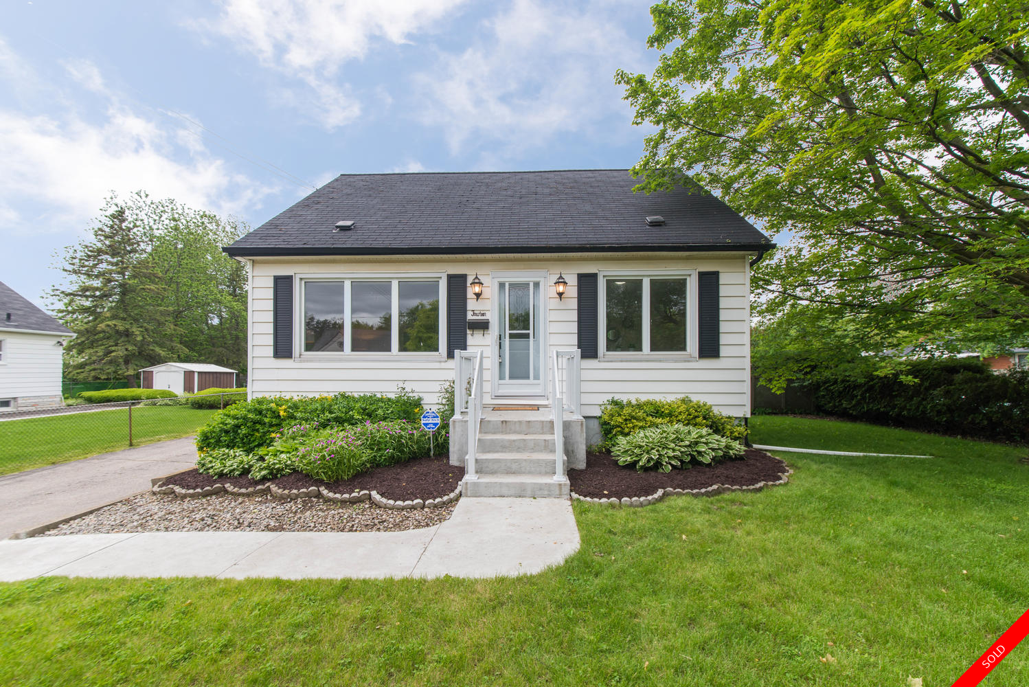 Samac 1 1/2 storey for sale: 3 bedroom Tile Backsplash, Hardwood Floors, Dark Hardwood Floors, Plush Carpet (Listed 2017-10-10)