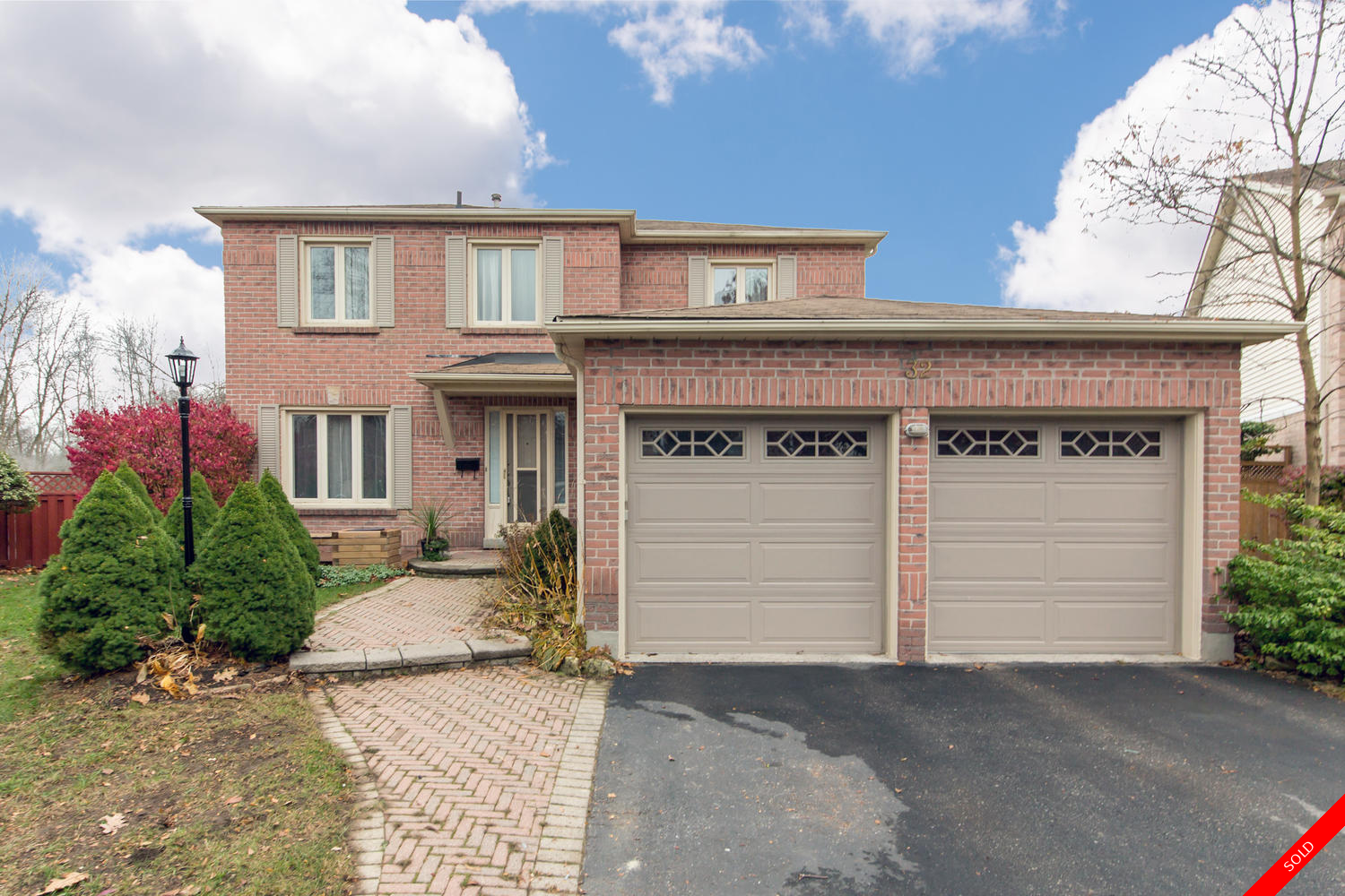 Ajax 2-Storey for sale: 4 bedroom Stainless Steel Appliances, Hardwood Floors, Plush Carpet